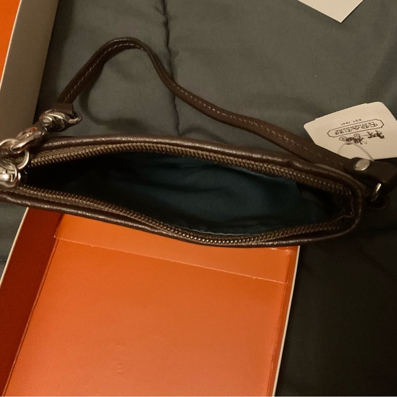 BNWT Small Coach Wristlet - Picture 5 of 7